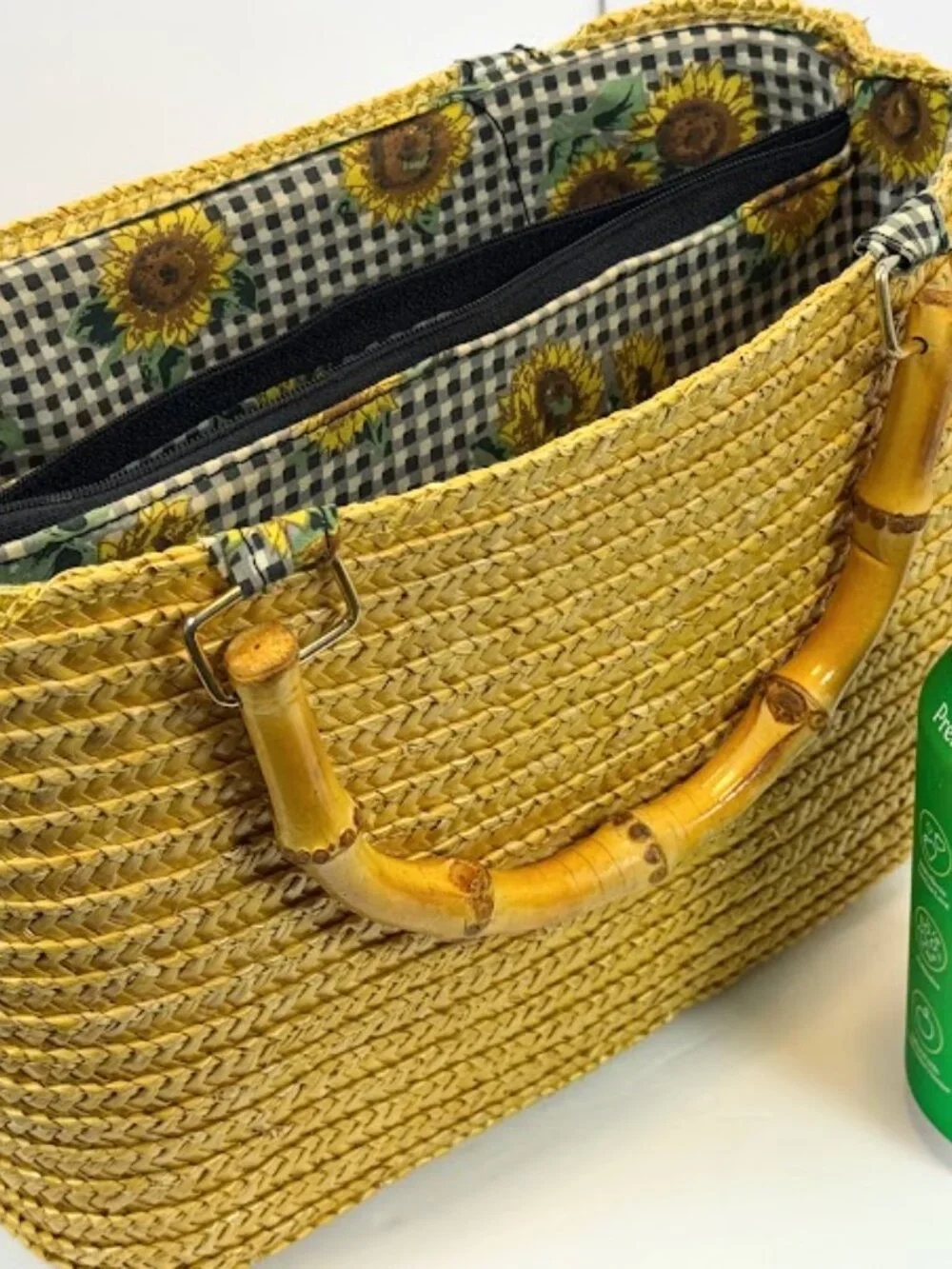 Vintage small straw purse with sunflower patterned lining and bamboo handles. - Picture 4 of 9